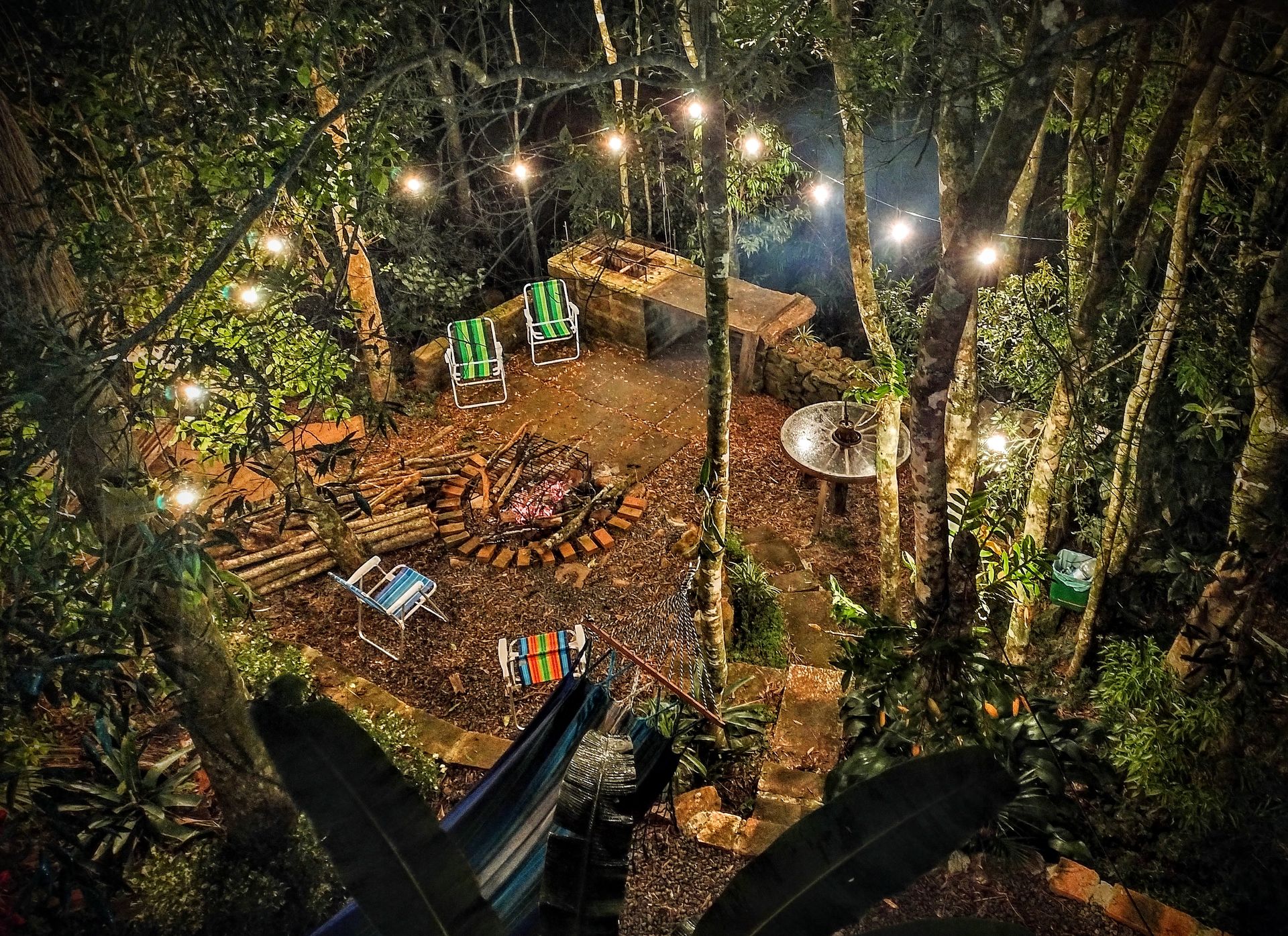 Quarto com parede de vidro panorâmica e vista para a copa das árvores