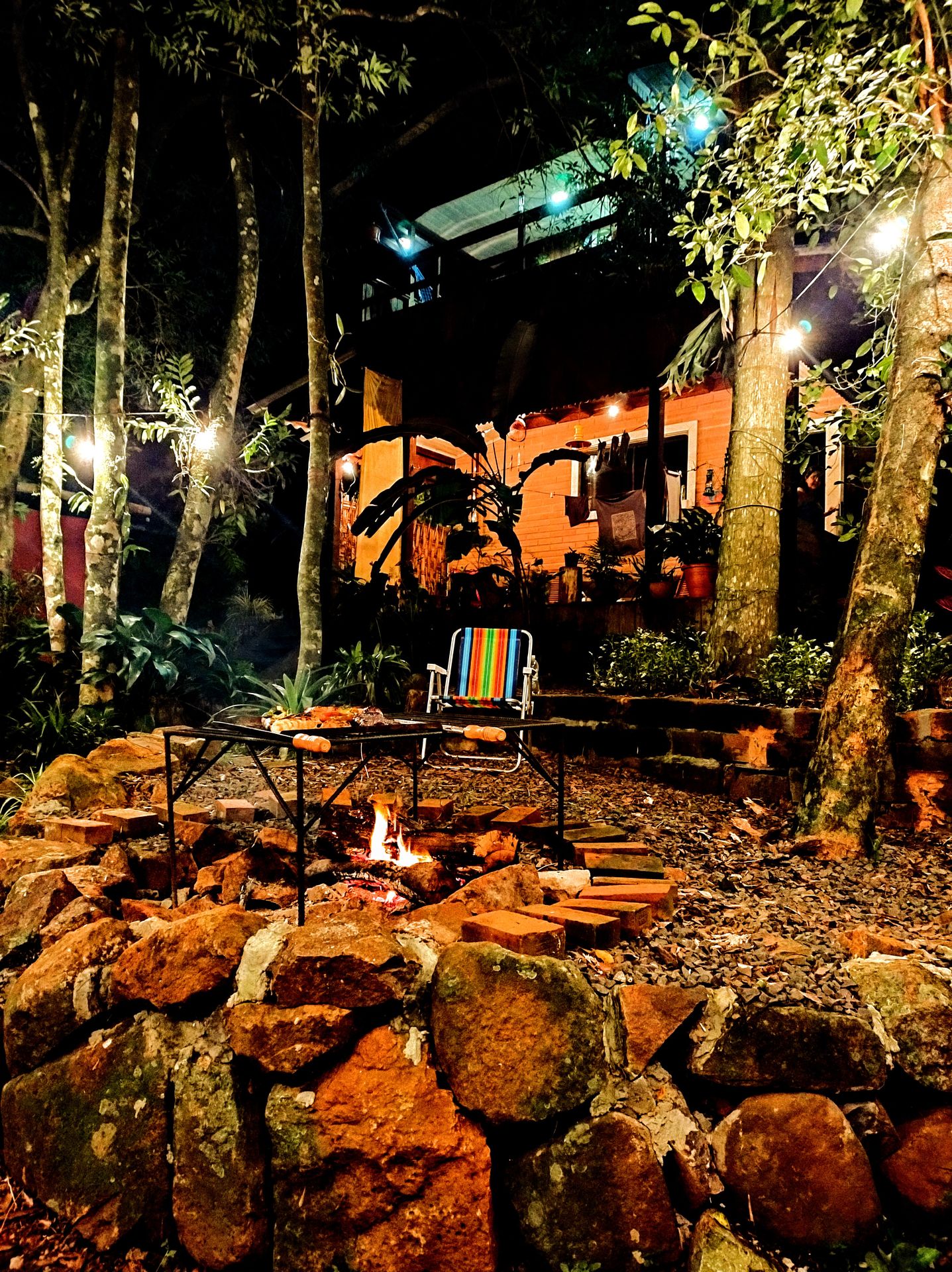 Vista noturna da cabana iluminada em meio à floresta