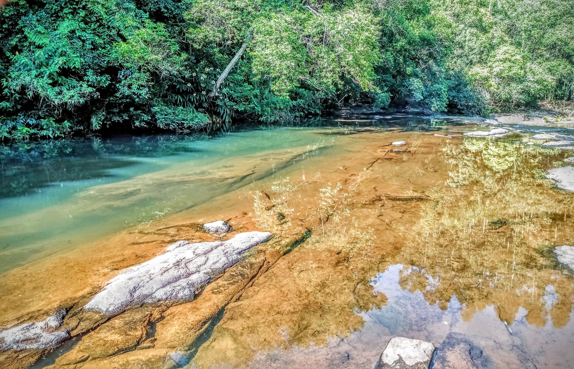 Visibilidade subaquática cristalina revelando o leito de pedras