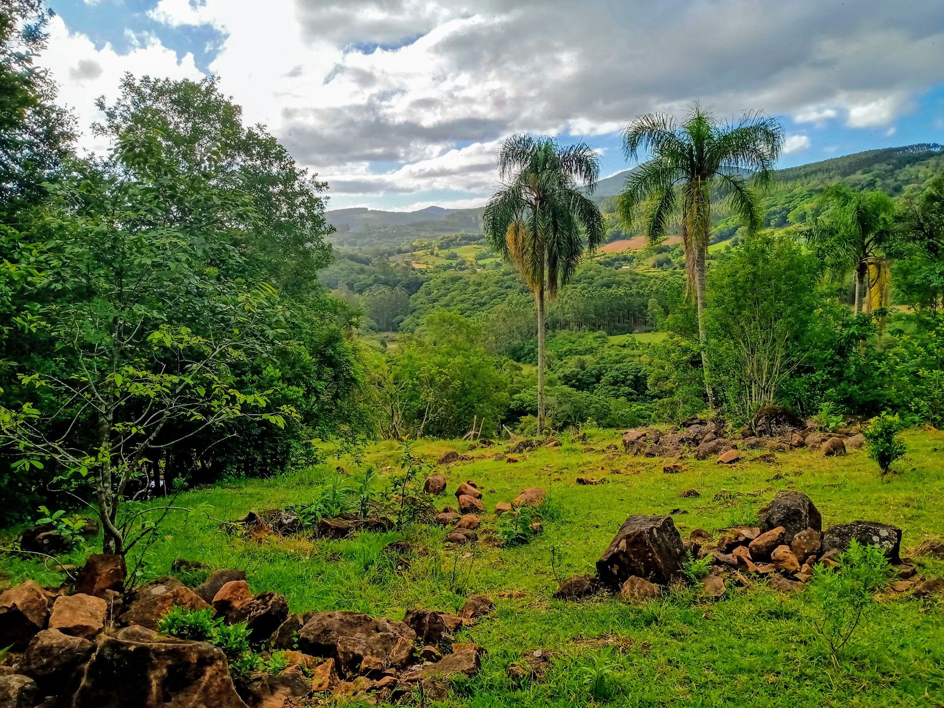Trilha ecológica margeando corredeiras do rio